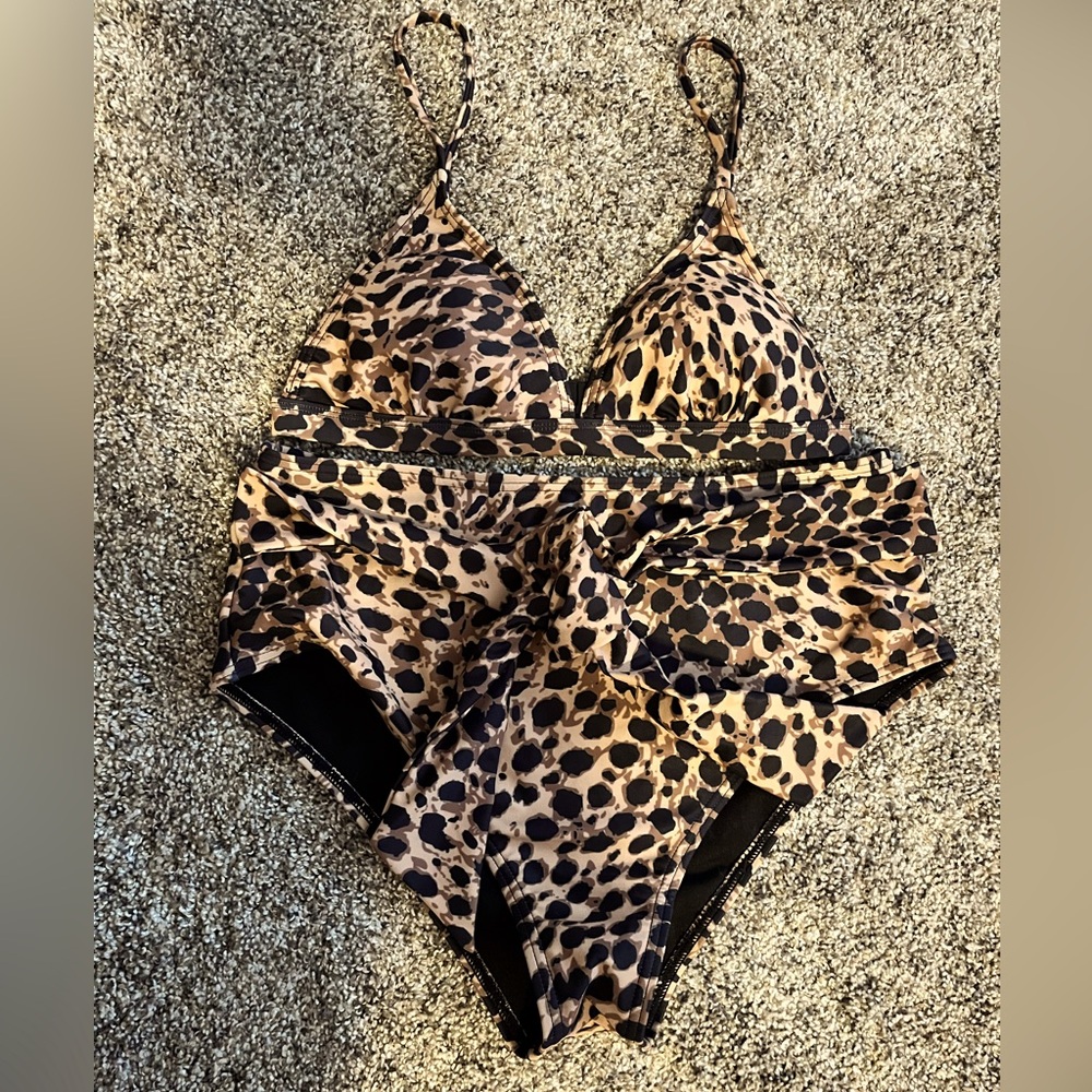 Women’s Leopard Print 2 piece bikini. Top SMALL, Bottoms MEDIUM. Will fit 4-6